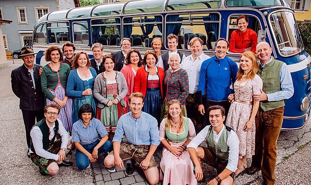 Der Cast der Seifenoper "Dahoam is dahoam" vor einem Reisebus